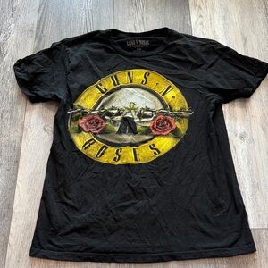 Guns N' Roses Black Short-Sleeve Graphic Tee with Yellow Emblem